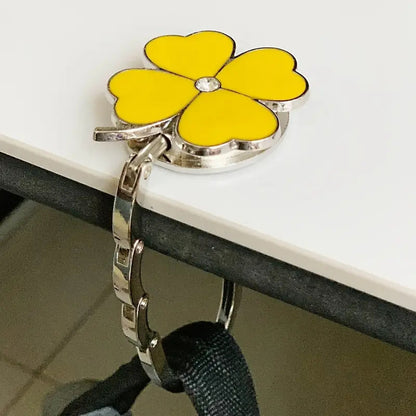 Neliapila käsilaukkukoukku