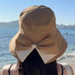 👒 MÄÄRÄAIKAINEN -50 % TARJOUS! ✨ Naisten rusettikoristeinen leveälierinen aurinkohattu – Taitettava, 360° suoja 🎀